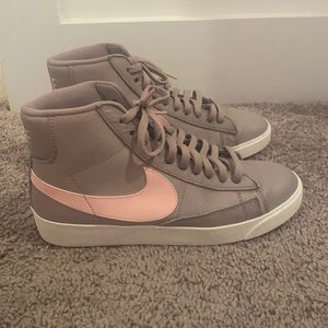 Nike Blazer Mid Premium Women’s Shoe